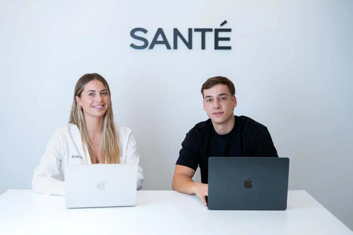 sante-dos-anos-sol-monsalve-hector-carrillo.webp
